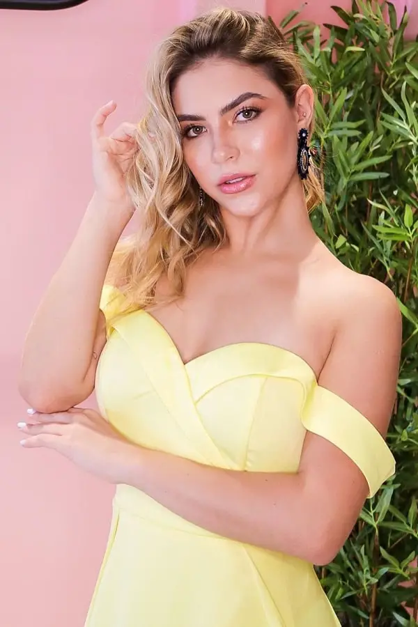 Yellow dress with white nails