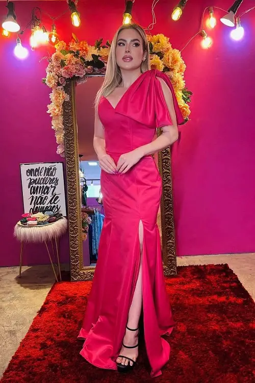 Hot pink dress with black shoes