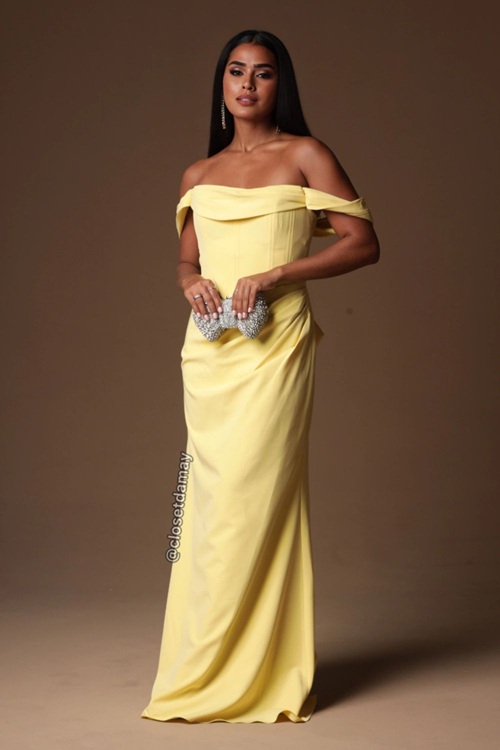 Yellow dress with silver accessories