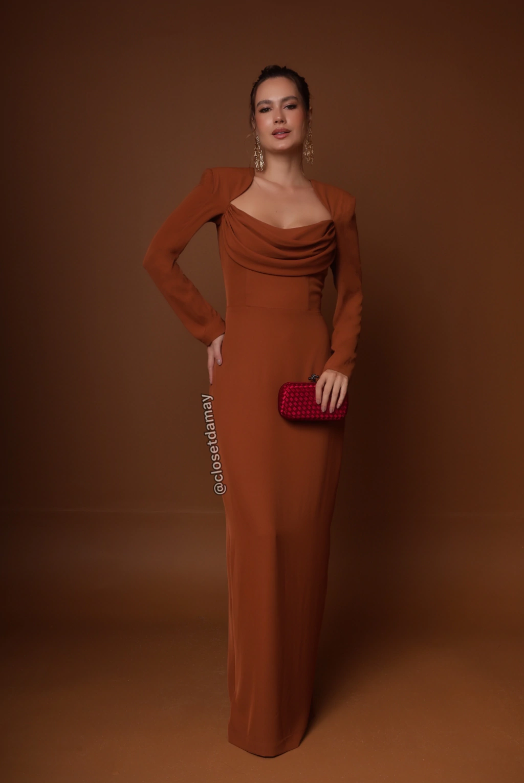 Brown dress with fucshia clutch